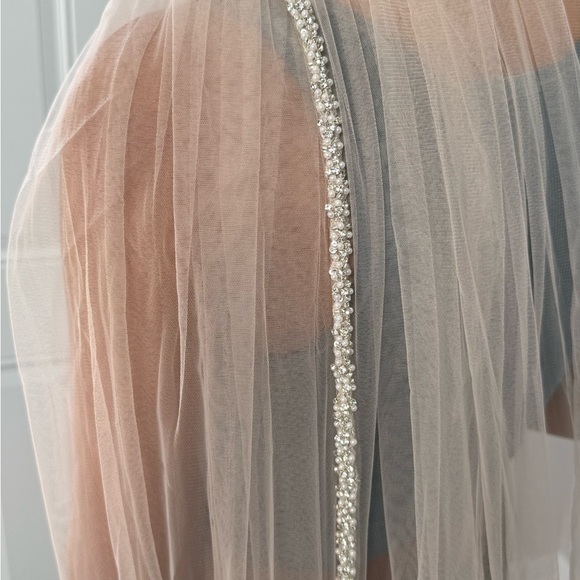 Elegant Cream Hair Veil with Silver Accents - Picture 4 of 11